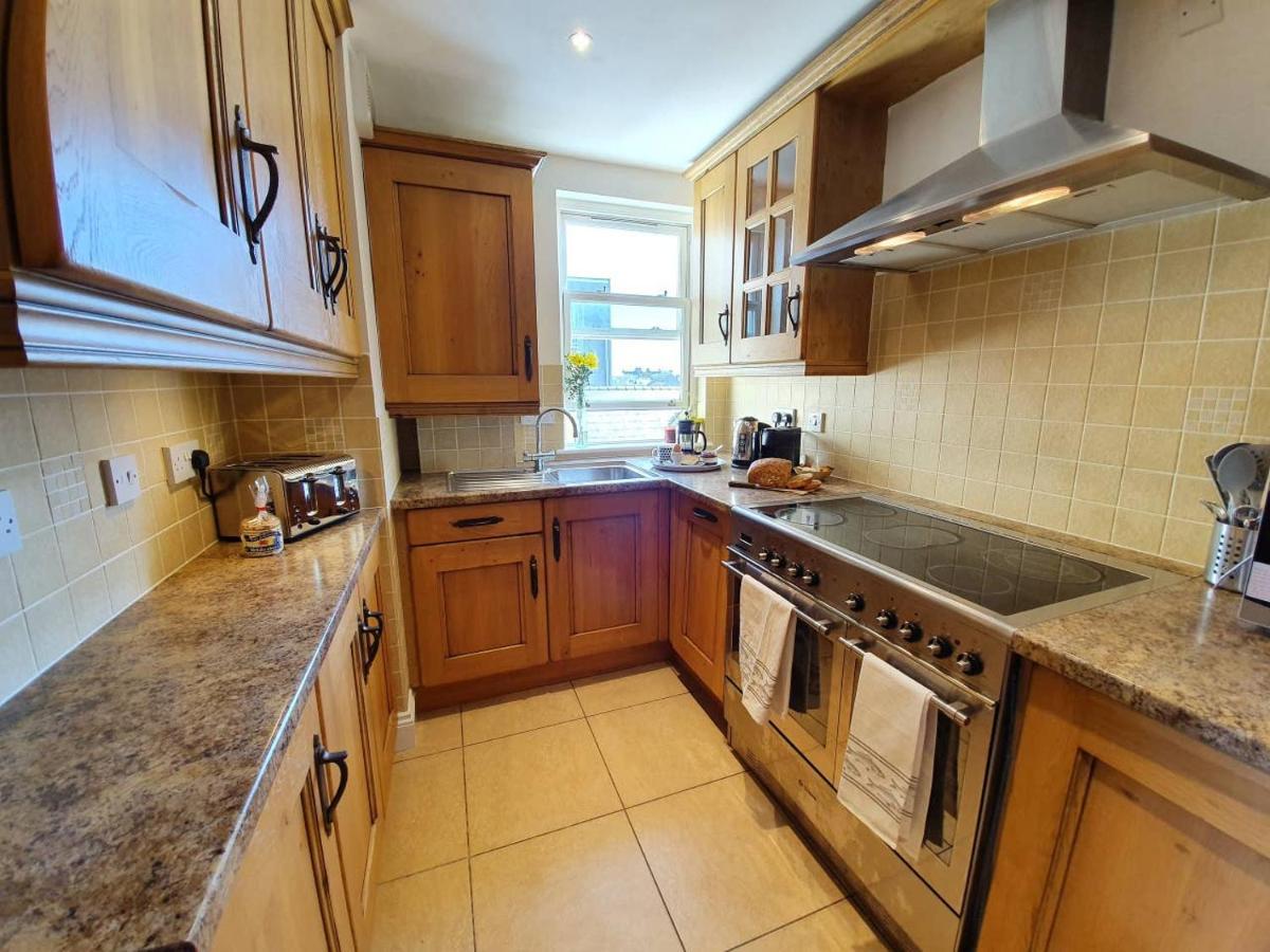 Stylish Flat In Central Tenby & Free Parking Exterior photo